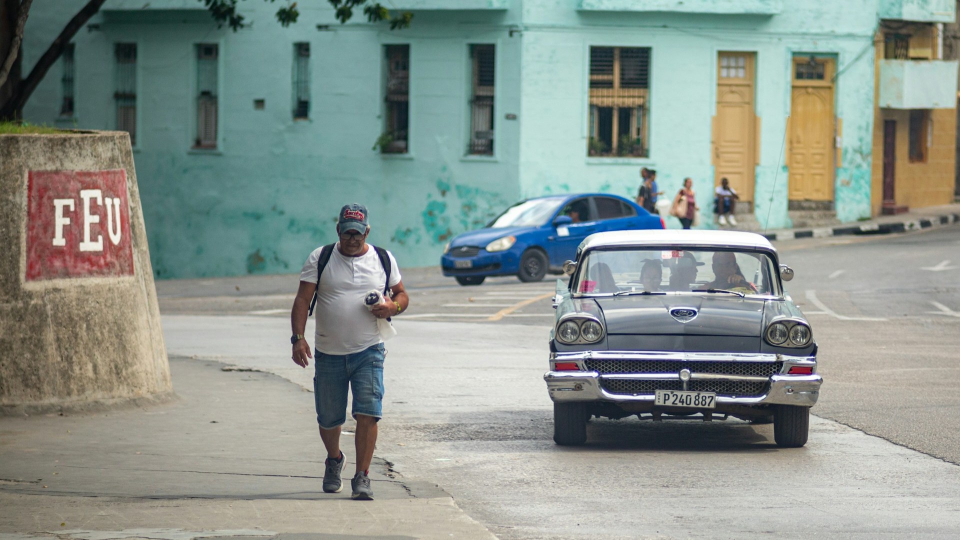 Kuuban talous jatkaa syvässä kriisissä, jonka helpottamiseksi odotetaan uusia ratkaisuja.