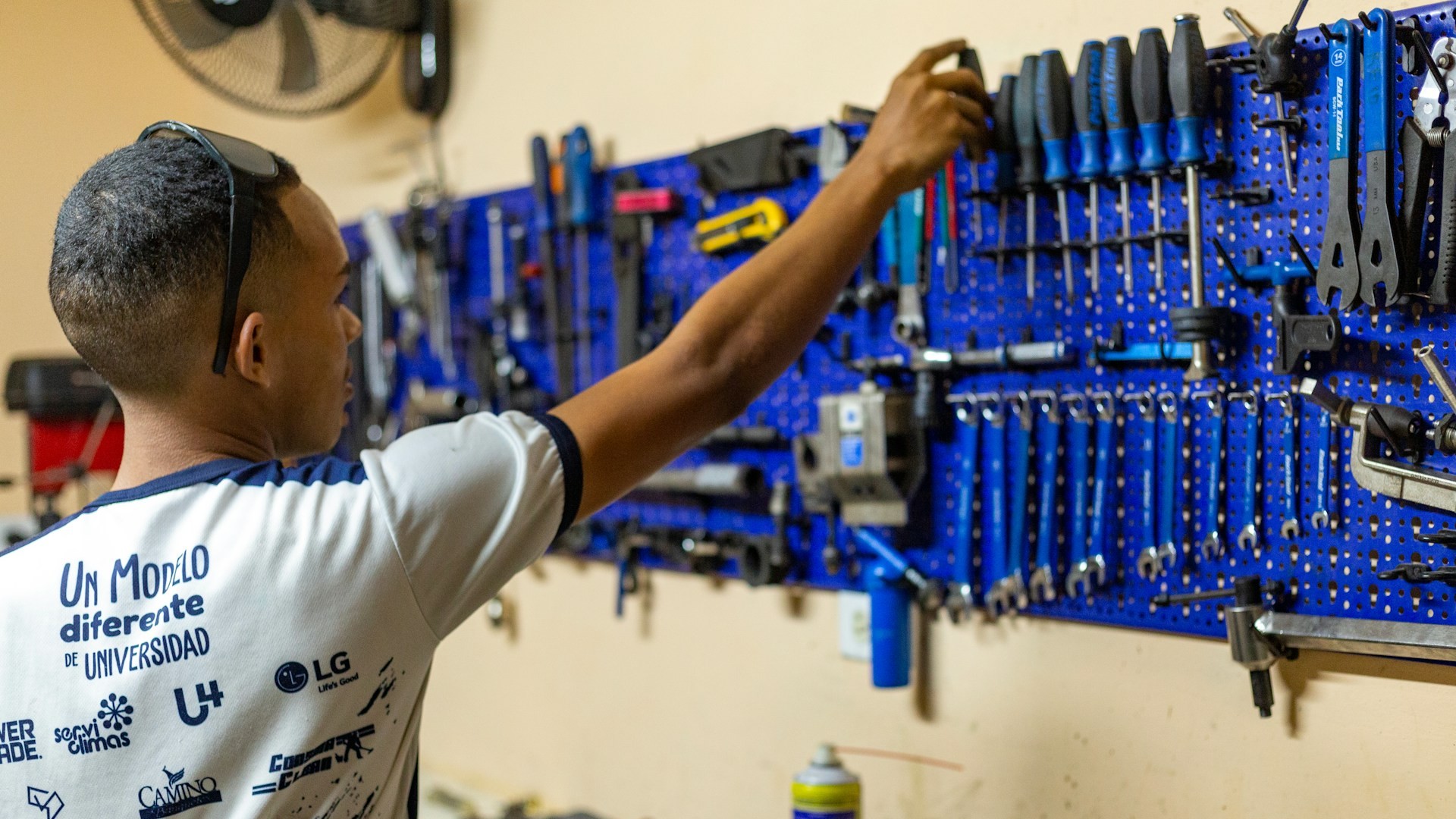 Kuuban taloutta yritetään piristää sallimalla myös yksityisyrityksille entistä laajemmin ulkomaanvaluutan käyttö Kuuban peson rinnalla.