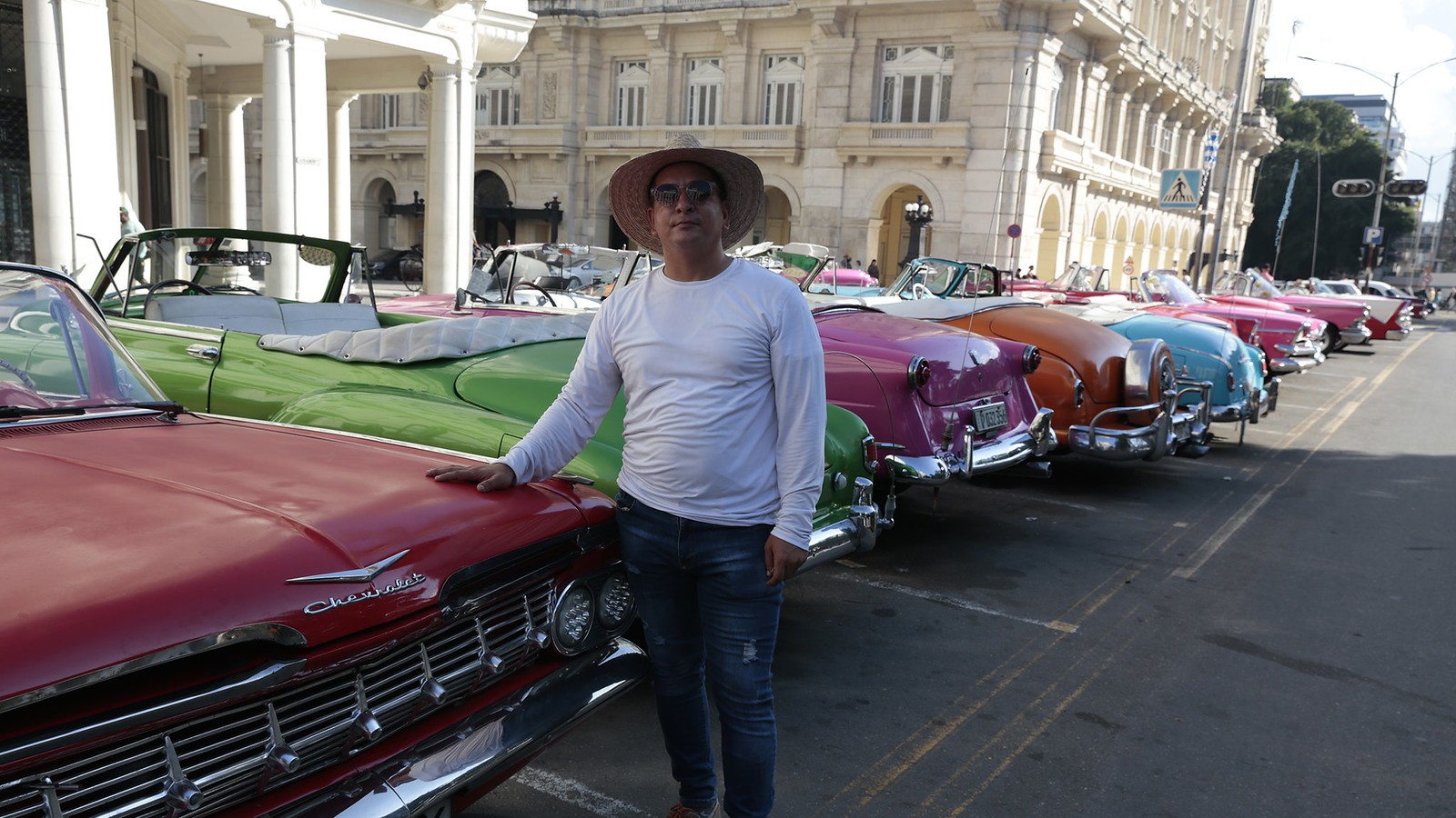 Kendry Fuentes tarjoaa turistiajeluja Havannassa. – Katso, kuinka monta autoa on pysäköitynä. Ennen oli enemmän vilinää, hän valittelee.