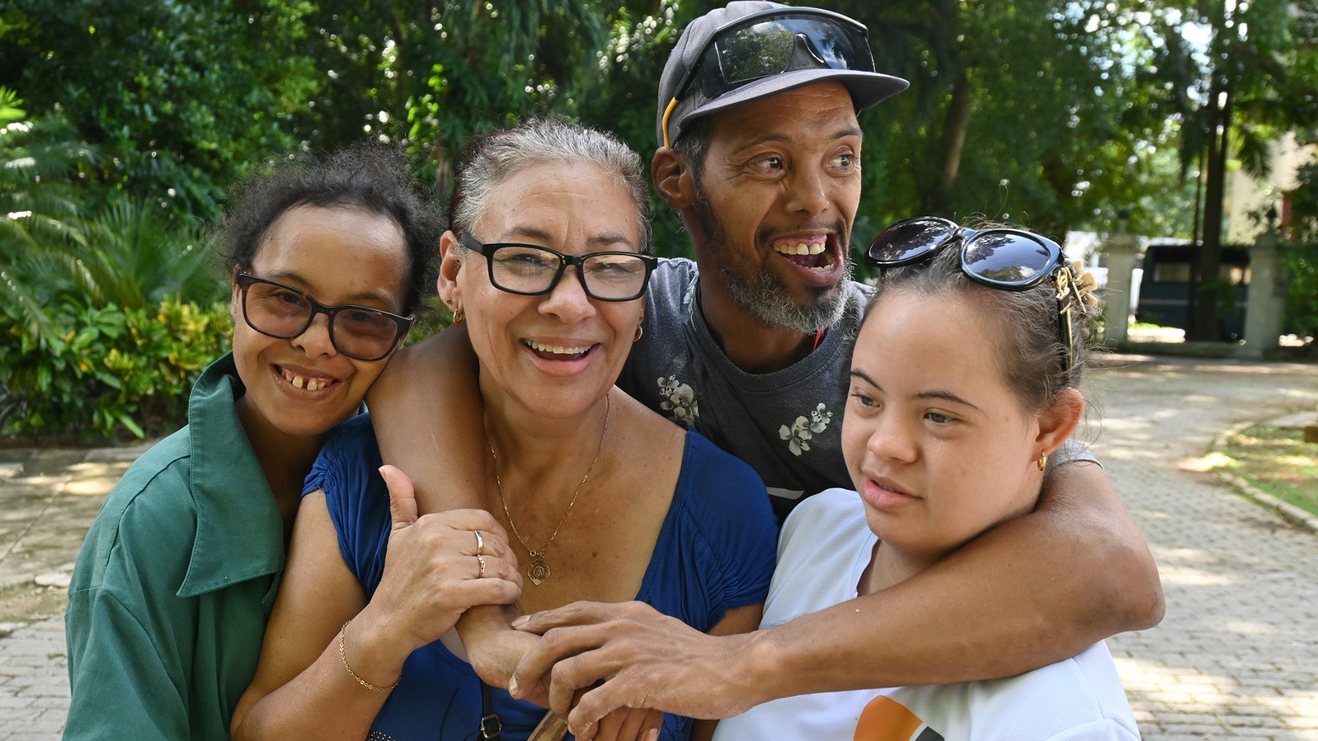 Quinta por la Inclusión Social -osallistamishankkeen nuoret poseeraavat yhteiskuvassa Havannassa. Kuuban perustuslaki kieltää kaiken syrjinnän, myös vammaisuuden perusteella.