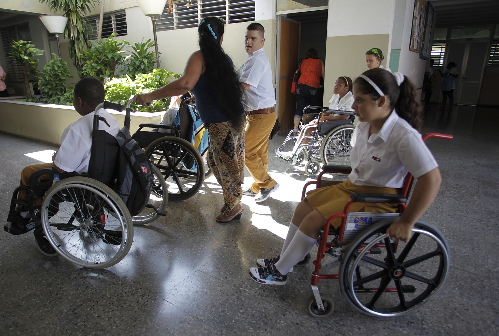 Ryhmä opiskelijoita saapuu pyörätuoleissa Solidaridad con Panamá -kouluun Havannassa. Kyseessä on erityiskoulu, joka on suunniteltu liikuntavammaisille oppilaille. Kuuba on valinnut erityisopetuksen, vaikka kansainvälisesti käydään keskustelua siitä, tulisiko vammaisten oppilaiden opiskella tavallisissa kouluissa.