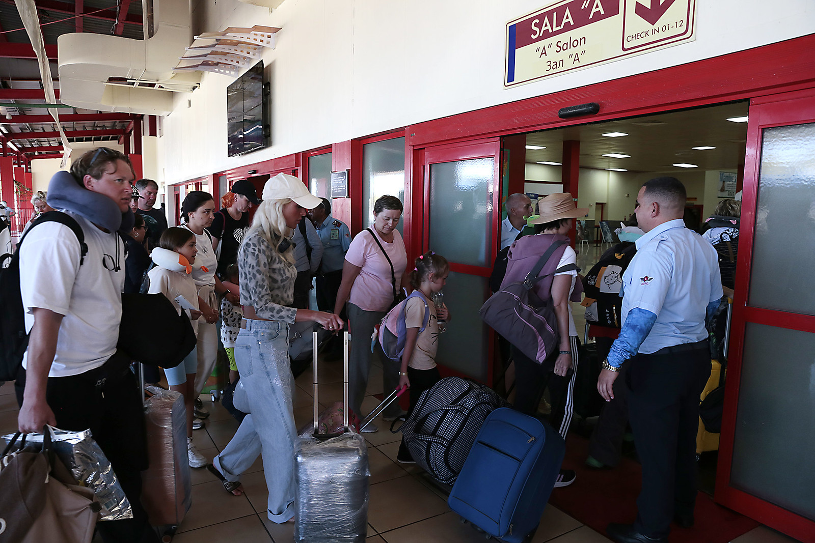 Venäläisturisteja saapuu Varaderon kansainväliselle lentoasemalle Matanzasiin, palatakseen erikoislennolla Venäjälle. Lentopetrolin puute on kohtalokas isku jo ennestään vaikeuksissa olevalle Kuuban matkailualalle.