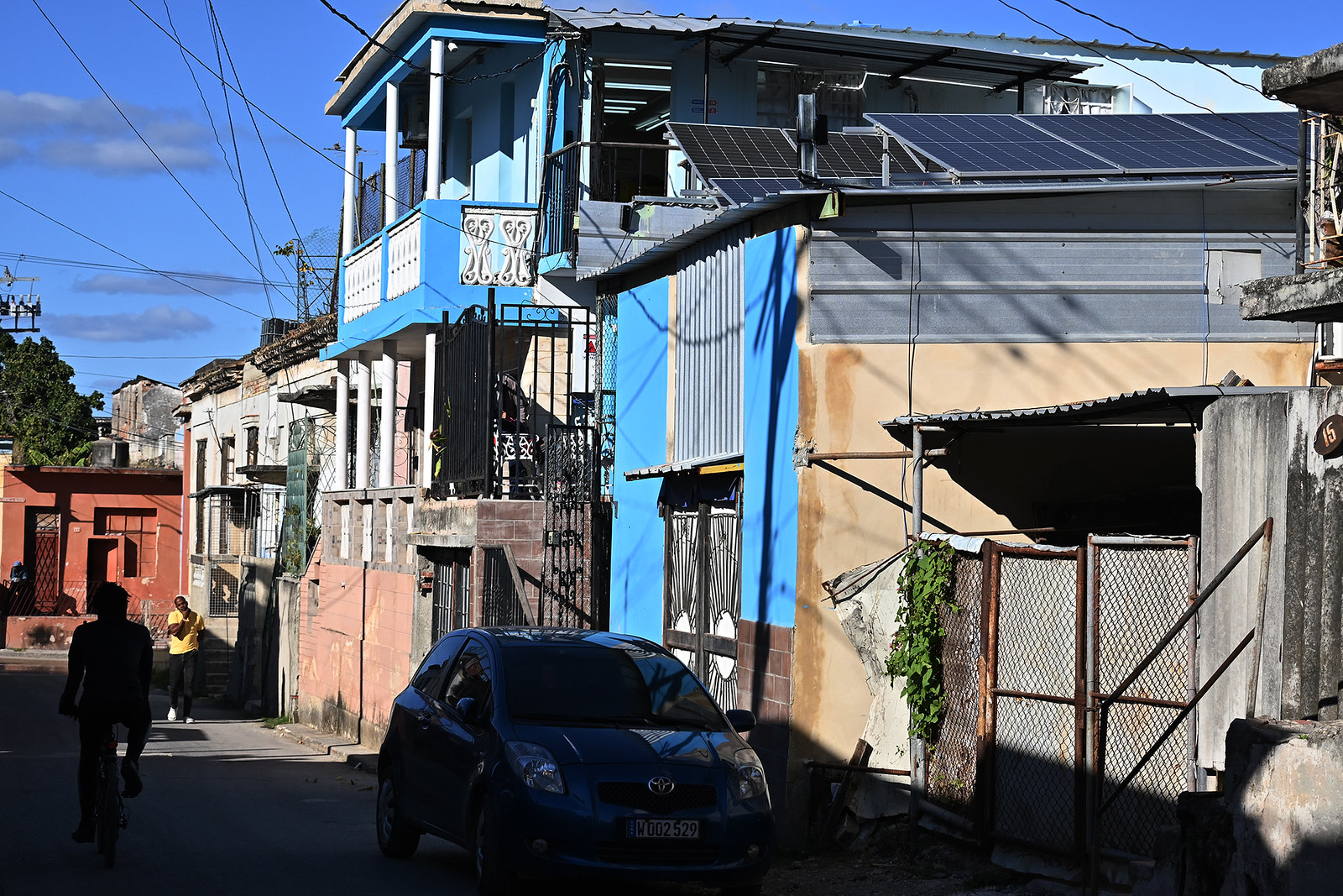 Asuinrakennuksen katolle Havannassa asennettuja aurinkopaneeleja. Kuubassa monet ovat investoineet uusiutuvaan energiaan päästäkseen eroon toistuvista sähkökatkoksista, mutta aurinkopaneelit ovat liian kalliita suurimmalle osalle kuubalaisista.