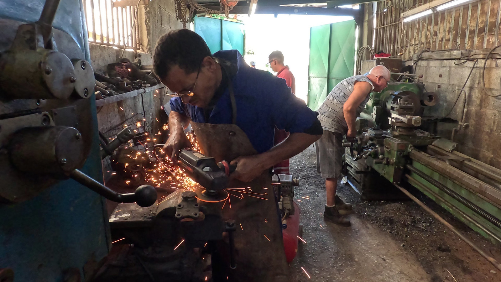 Työntekijöitä pienessä konepajassa Havannassa. Monet yksityisen sektorin toiminnot ovat kärsineet Kuuban nykyisestä energiakriisistä.