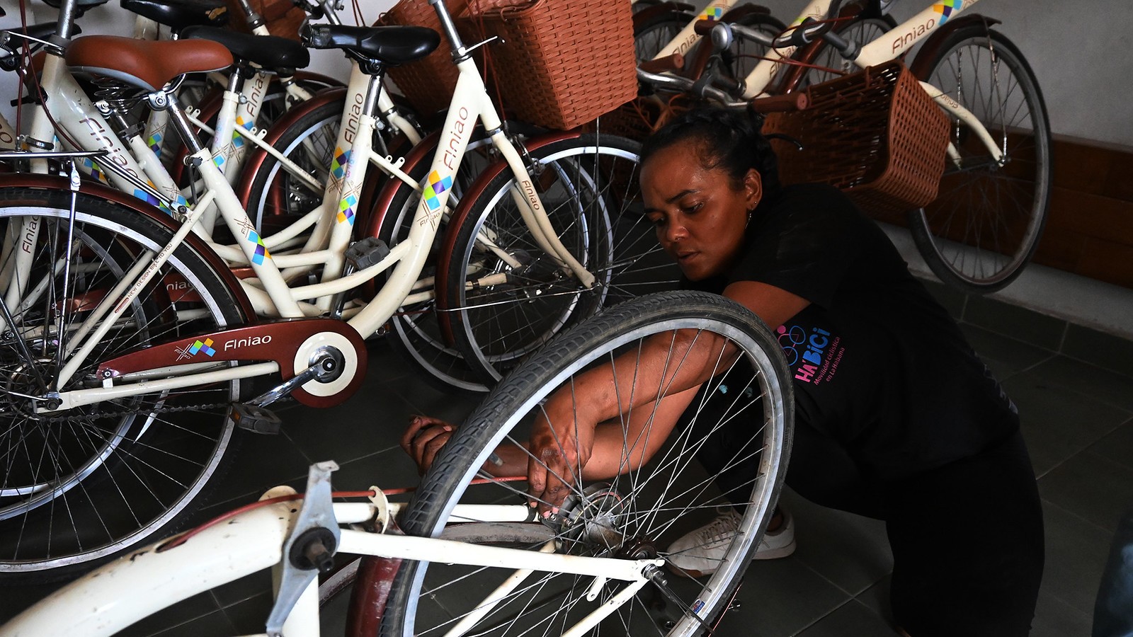 Vélo Cuban työntekijä huoltaa polkupyörää yrityksen työpajassa Havannassa. Yritykset, jotka tarjoavat ratkaisuja liikkumiseen polttoainepulan keskellä, ovat kasvattaneet myyntiään viime aikoina.