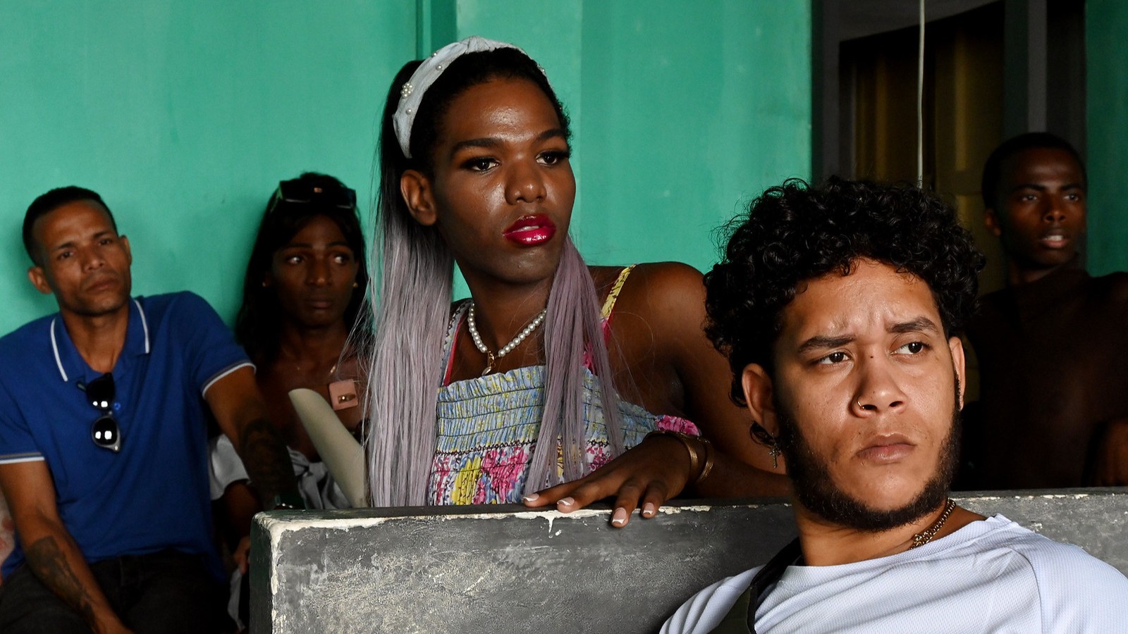 Transyhteisön aktivisteja sukupuoleen perustuvan väkivallan vastaisessa työpajassa Afro-Atenas-hankkeen toimitiloissa Matanzasissa. Transihmiset ovat vaatineet Kuubassa jo pitkään oikeutta muuttaa virallista sukupuolimerkintäänsä ilman lääketieteellisiä tutkimuksia.